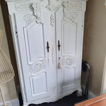 Tower Bed & Breakfast 4*