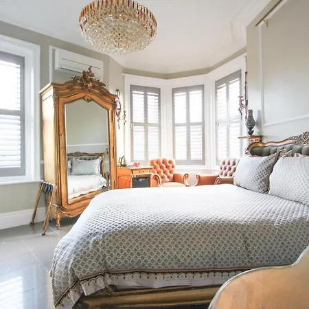 Tower Alojamento de Acomodação e Pequeno-almoço 4*