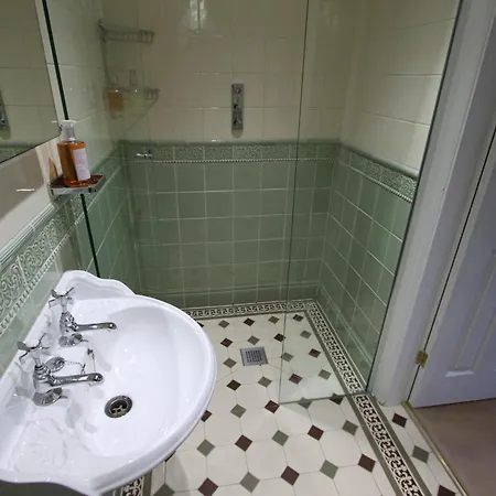 Tower Bed and Breakfast 4*